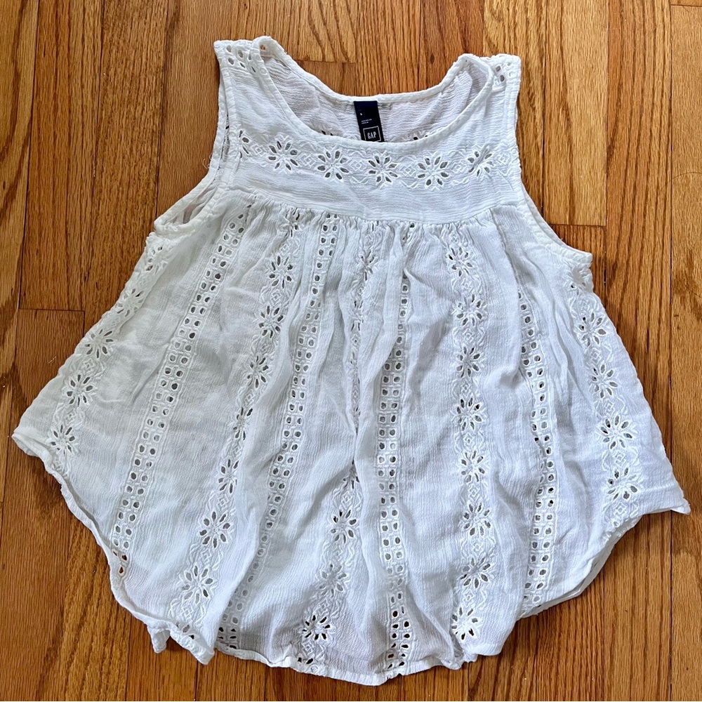 ⭐️5/$25⭐️ GAP White Eyelet Sleeveless Top